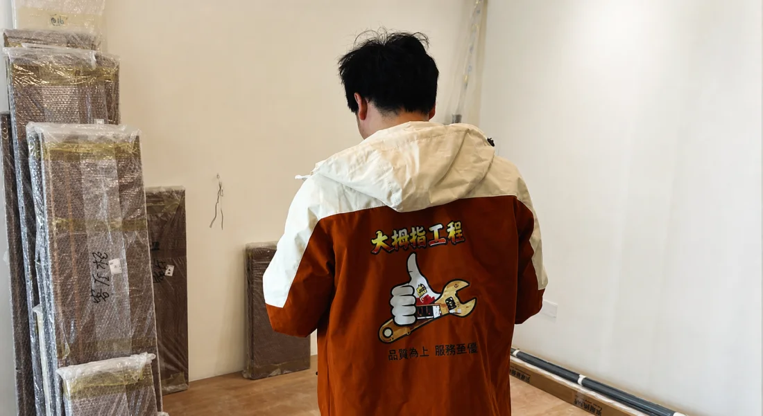 大拇指整裝香港本地工程團隊於住宅現場工作